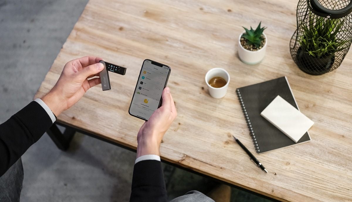 nano x pairing with ledger live on mobile device